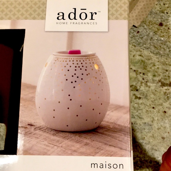 Sold…..2 Wax Warmers with 4 waxes bundle - Picture 6 of 7